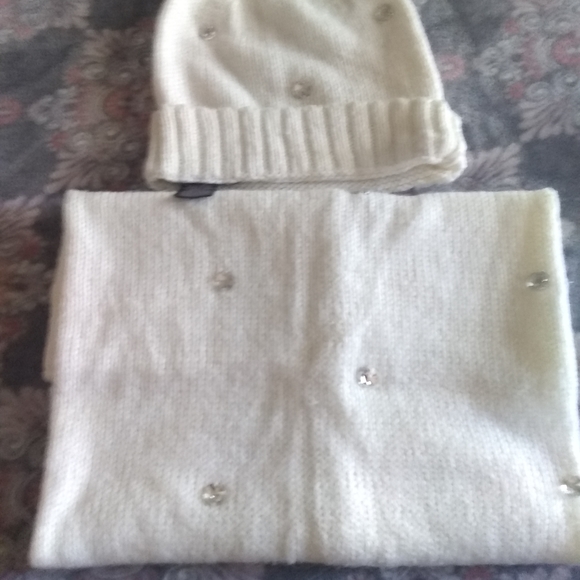 White knit scarf and hat  Victoria secret - Picture 2 of 2